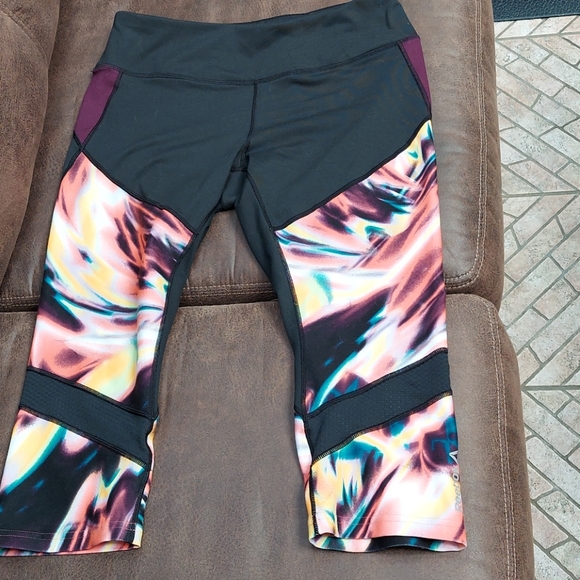 Reebok Pants - 🐶  2/$16 sale Women's Reebok capri pants, large